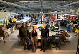 (v.l.) Nils Lebioda, Nina Jennewein und Sven Ladwig bei der Besichtigung der Werkstatt von Friedrich Wetterschutz